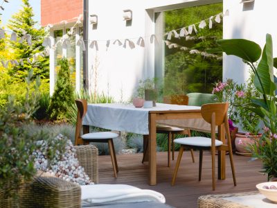 coin repas extérieur avec pergola en bois à Pau